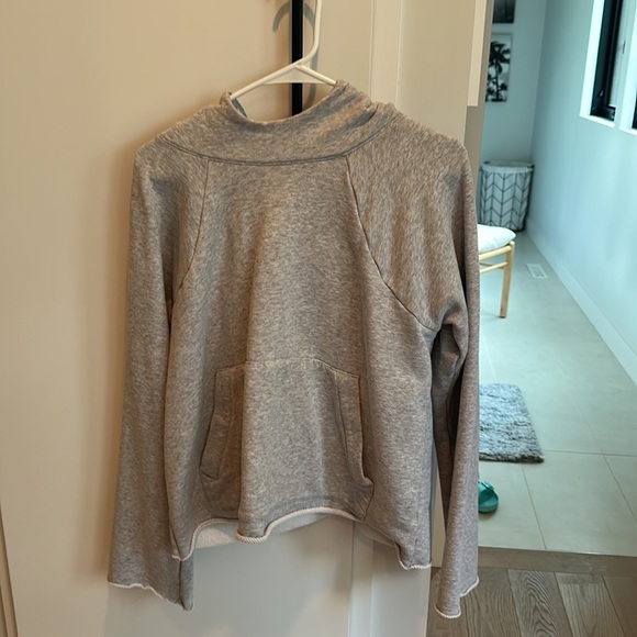 Athleta Cropped Women’s Grey Sweatshirt - Picture 4 of 4